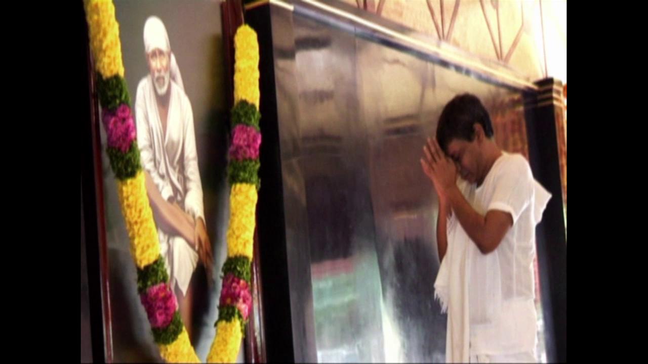 Sri Babuji Offering Arati